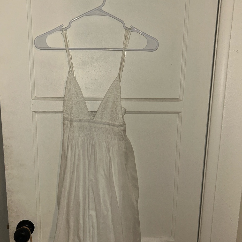 Elegant White Sleeveless Dress
